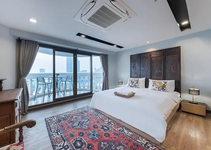Central Bangkok, 5 Stars River View & Characteristic Decor