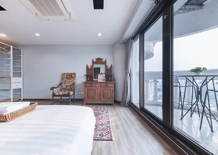 Central Bangkok, 5 Stars River View & Characteristic Decor