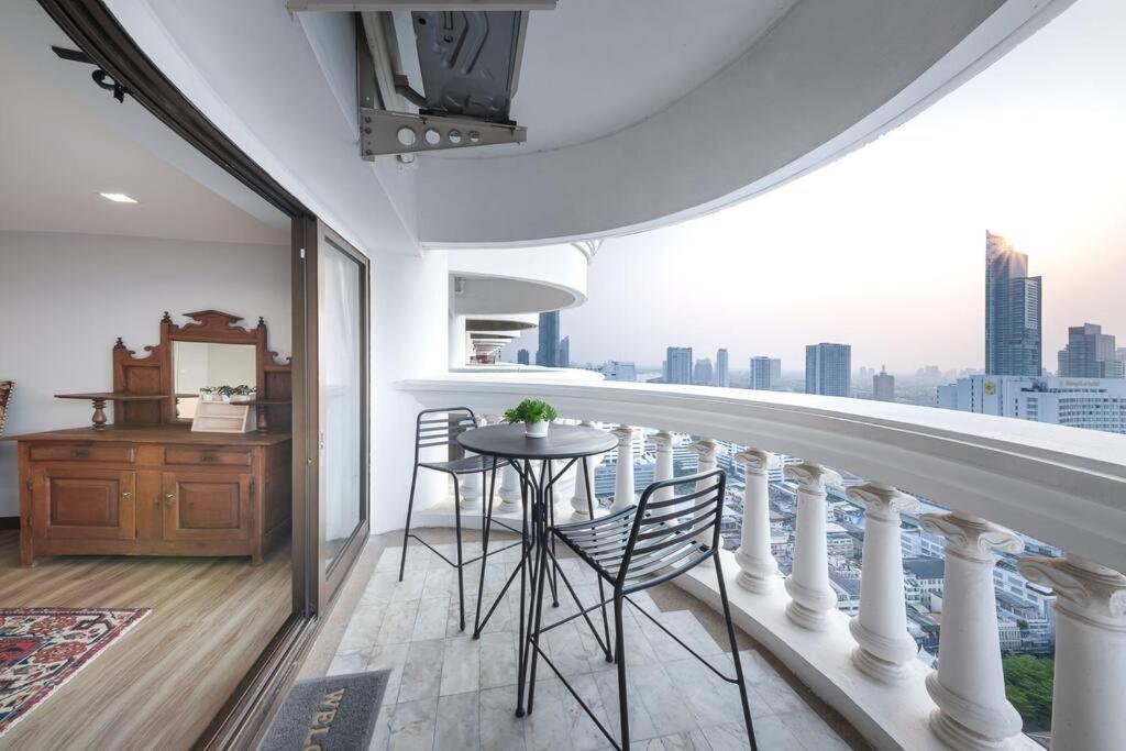 Bangkok, 5 Stars River View & Characteristic Decor