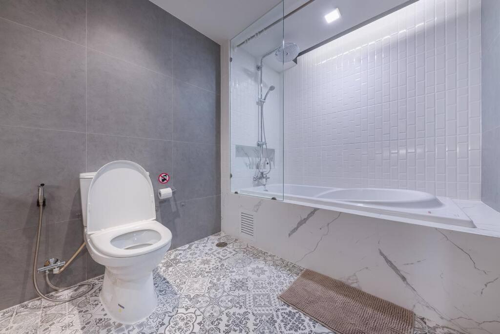 Bangkok, 5 Stars River View & Characteristic Decor Apartment *